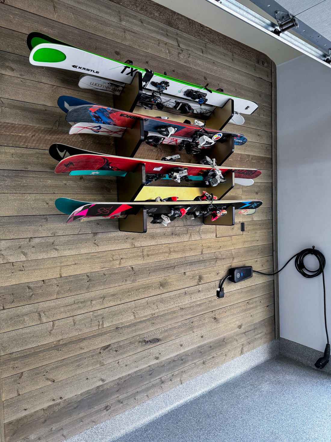 Gold horizontal ski rack - Stōr 
